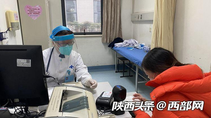 交大一附院新冠门诊医生坐诊。