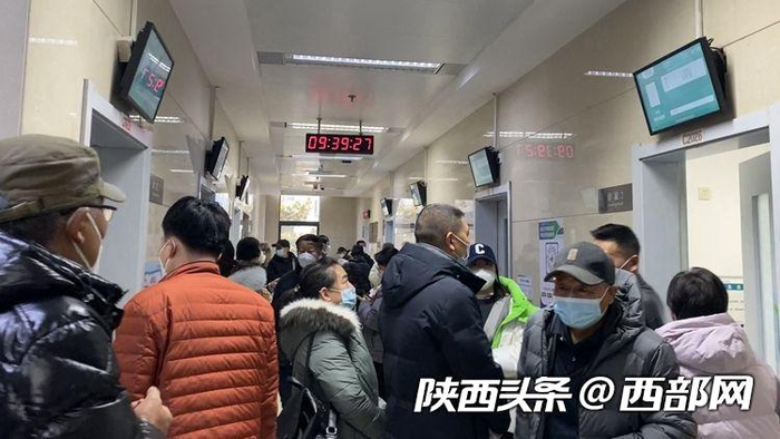 交大一附院新冠门诊部有不少患者在等待就诊。