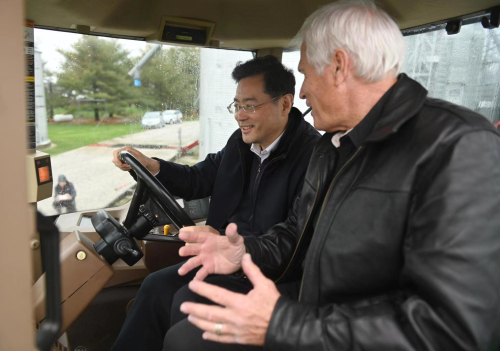 2022年4月22日，秦刚探访艾奥瓦州金伯利农场。外交部网站 图