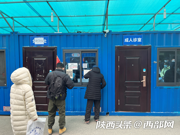 新冠门诊外排队等待就诊的患者。