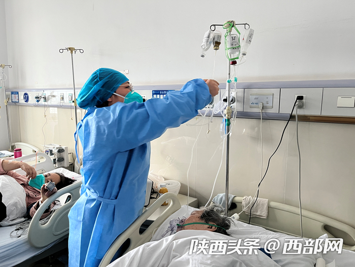 陕西省人民医院急诊科护士检测患者输液情况。