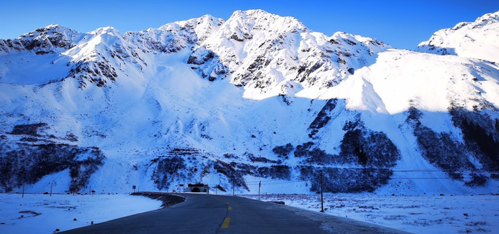 　　扎墨公路嘎隆拉隧道（2021年12月20日摄）。新华社记者 沈虹冰 摄