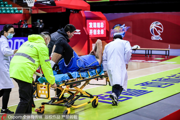 哈达迪被紧急送往医院。