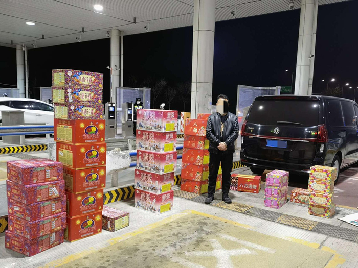 永乐店检查站民警查获的烟花爆竹。通州警方供图
