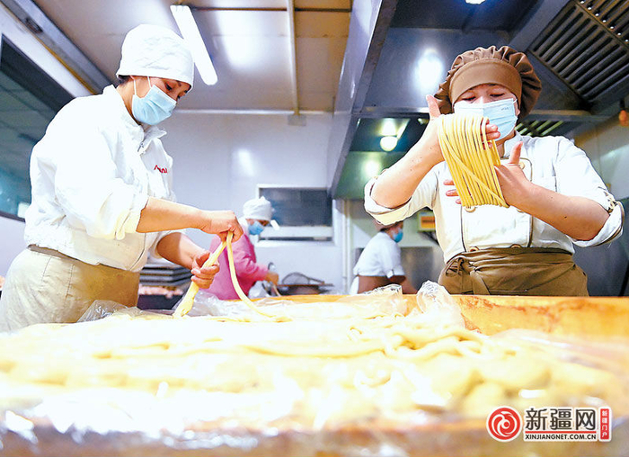 1月4日，在新疆阿尔曼食品集团有限责任公司面点生产车间，工作人员正在制作馓子。（记者陈岩摄）