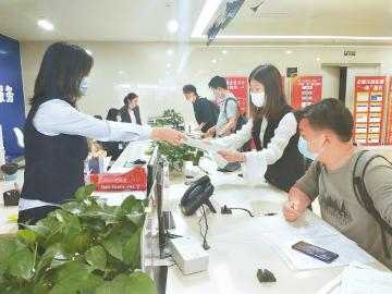 郫都区政务中心综合发证窗口为办事群众提供优质服务。