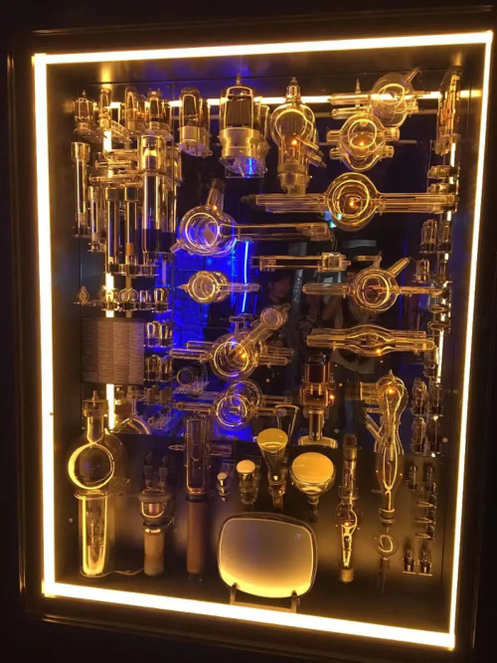 △小西在博物馆里看到的电灯拆解画