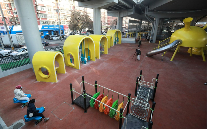 天宁寺桥下，市民在体验游乐设备。新京报记者 王嘉宁 摄