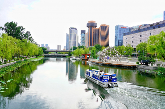 亮马河国际风情水岸环境清幽、景色优美，建成开放以来吸引了大量市民前往观光拍照。  新京报记者 王飞 摄