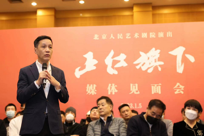 北京人民艺术剧院院长、《正红旗下》导演冯远征介绍排演情况。 李春光 摄