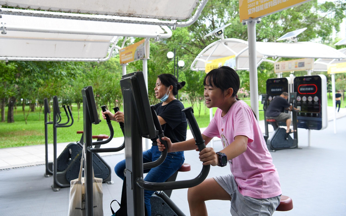 在深圳莲花山公园的室外智能健身房，市民群众进行健身运动。  图/新华社