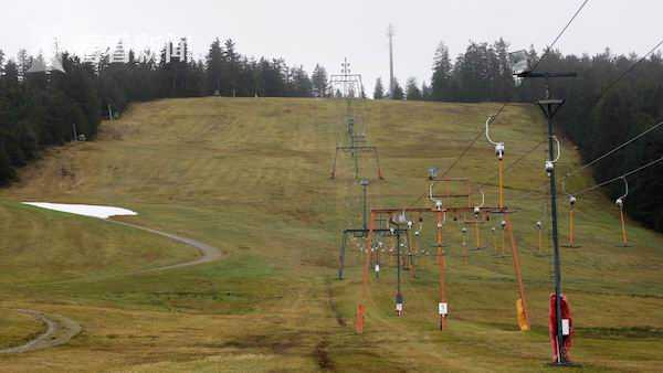 当地时间2023年1月5日，德国阿赫恩附近，无雪的雪场缆车被停运。