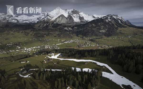 当地时间2023年1月4日，瑞士网维尔德豪斯，人们在人工雪坡上滑雪。