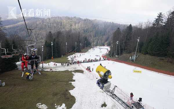 当地时间2023年1月4日，克罗地亚萨格勒布，降雪骤减的雪场正在举办高山女子障碍滑雪比赛。
