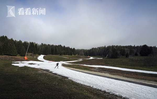 当地时间2023年1月5日，法国阿尔卑斯山附近，一女子在练习滑雪。