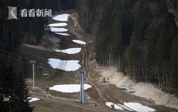 当地时间2023年1月4日，波黑首都萨拉热窝附近的Bjelasnica山上，由于雪道上积雪稀少，雪场关闭。