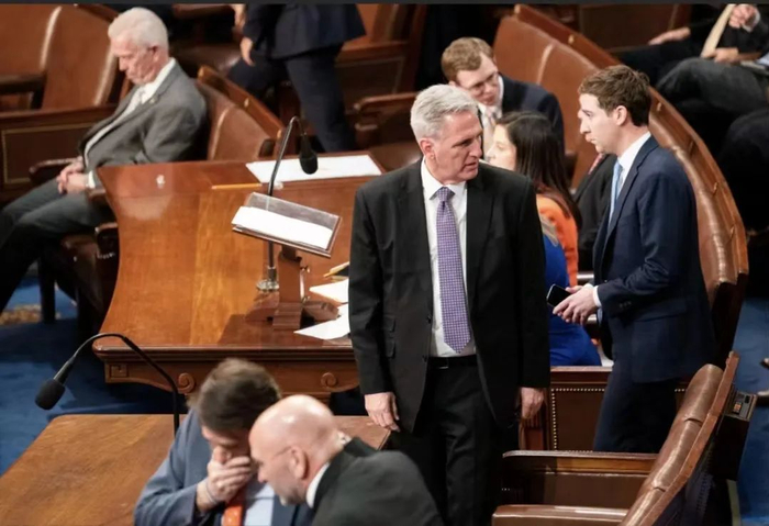 ▲当地时间2023年1月4日，美国首都华盛顿国会，众议院共和党领袖麦卡锡（中）在众议院议长选举现场。图/新华社