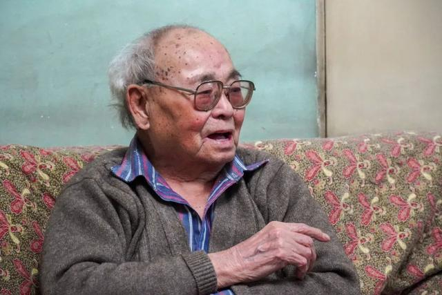 刘希圣教授接受采访照片