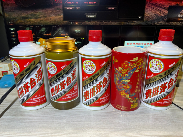 ▲李涛对喝完的茅台酒瓶二次加工