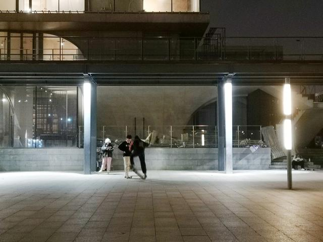 12月15日晚间，活跃在龙美术馆外侧滨江广场上的滑板爱好者。赵忞 图