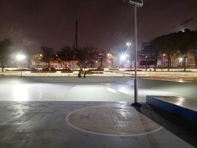 12月15日晚间，滑板公园的滑板池空荡荡的，只有一对小情侣在聊天。赵忞 图