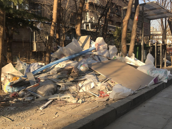 多家的装修垃圾堆放在一处难以溯源。