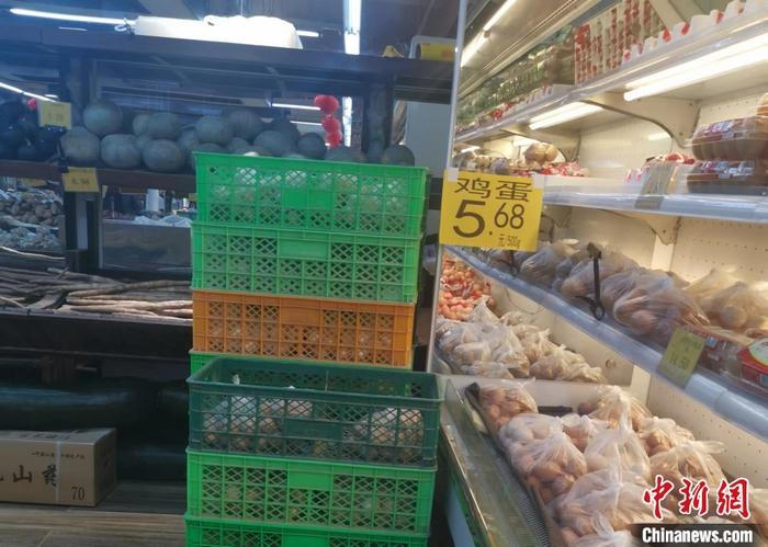 北京市西城区某超市鸡蛋价格。 记者 谢艺观 摄
