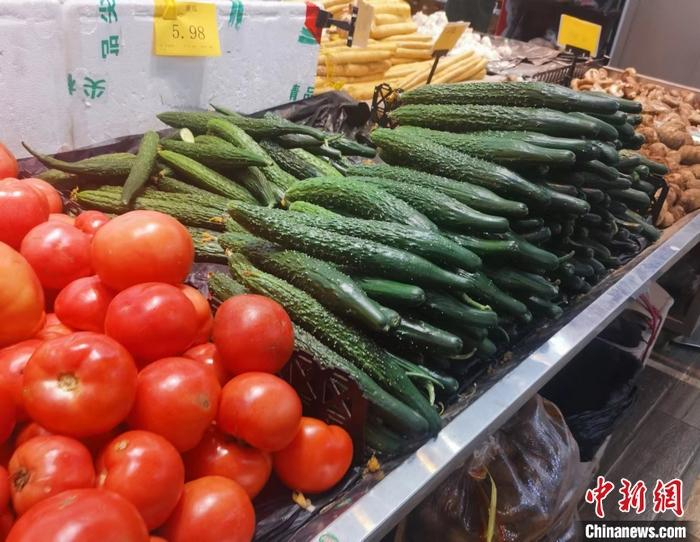 图为北京西城区某超市蔬菜区。 记者 谢艺观 摄