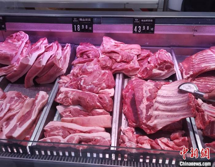 图为北京丰台区某超市猪肉区。 记者 谢艺观 摄