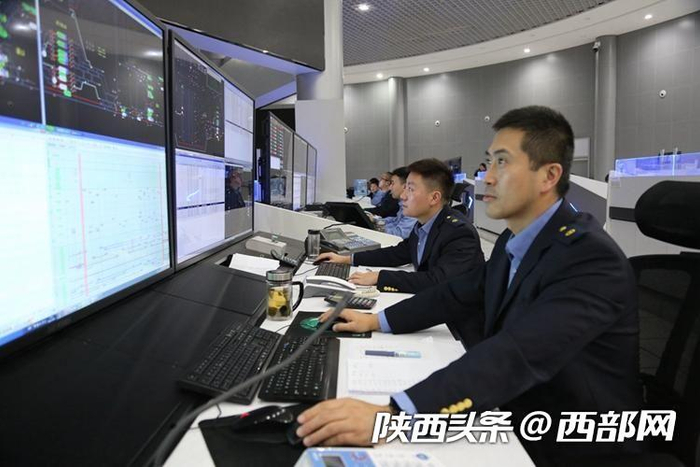值班站长、调度员24小时轮班坚守