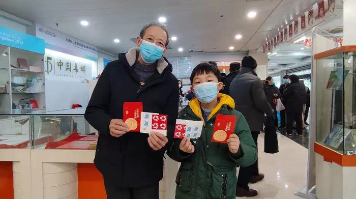 ▲市民展示购买的《癸卯年》特种邮票。图源浙江邮政微信公众号