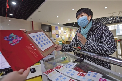 ▲1月5日，北京市东区集邮公司营业厅，市民正在购买《癸卯年》特种邮票。新京报记者 李木易 吴婷婷 摄影报道