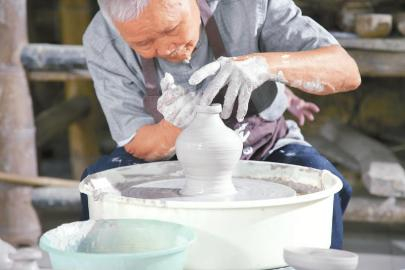 　　蒲江甘溪镇明月窑陶瓷制作技艺。
