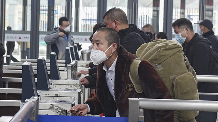 2023年1月3日，浙江金华，旅客在金华站排队进站。人民视觉&nbsp; 图