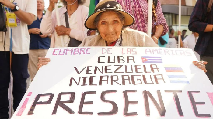 　　▲当地时间2022年6月10日，在美国加州洛杉矶，一名抗议者手持标语牌参加游行，抗议美国拒绝古巴、尼加拉瓜、委内瑞拉三国领导人参加美洲峰会。图/新华社