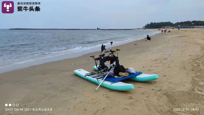 抵达海口后他们把水上单车停在沙滩上