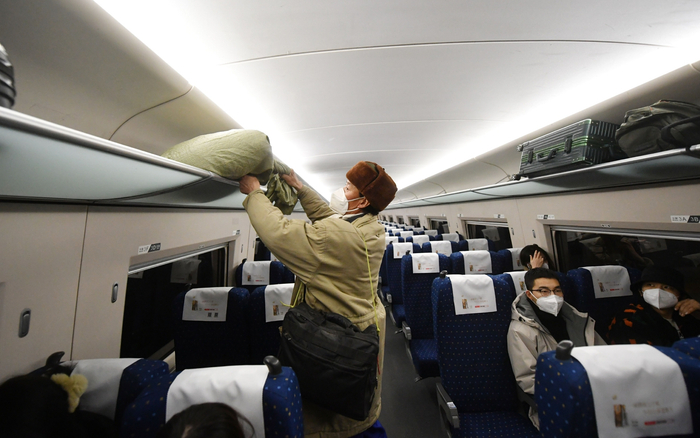 旅客在放置行李。新京报记者 王贵彬 摄