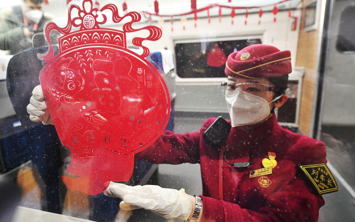 列车长在整理车窗上的剪纸。新京报记者 王贵彬 摄