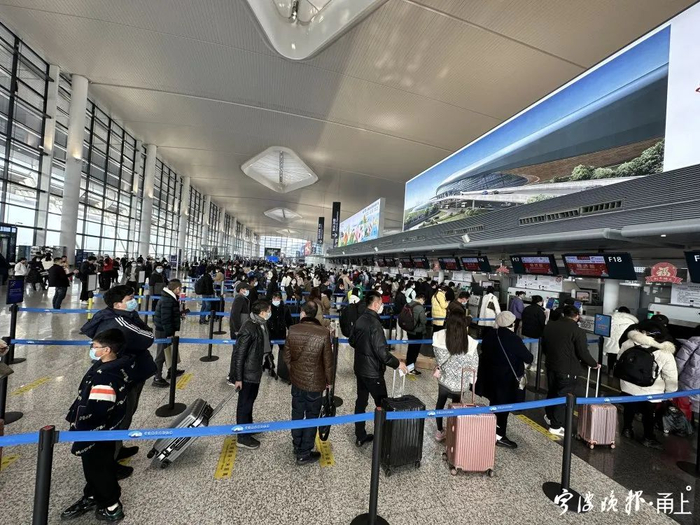 1月7日上午宁波机场候机大厅旅客排起长龙。记者 范洪 摄