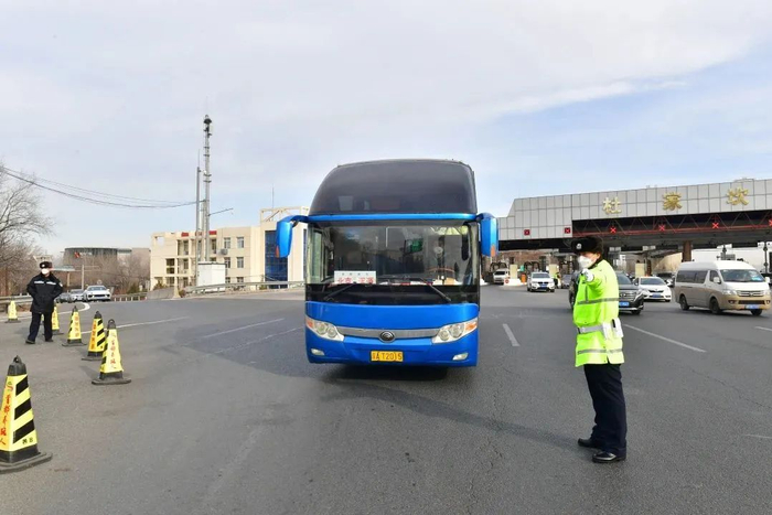 杜家坎收费站设立交通检查站/何建良摄