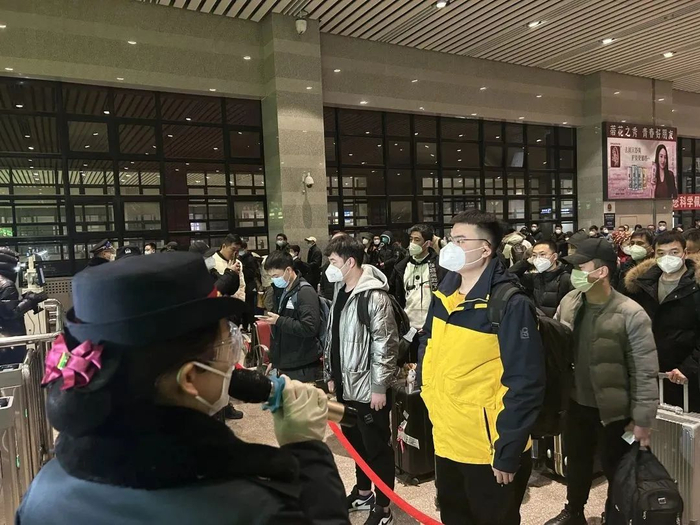 等待检票的旅客/记者拍摄