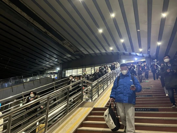 旅客前往站台乘车/记者拍摄