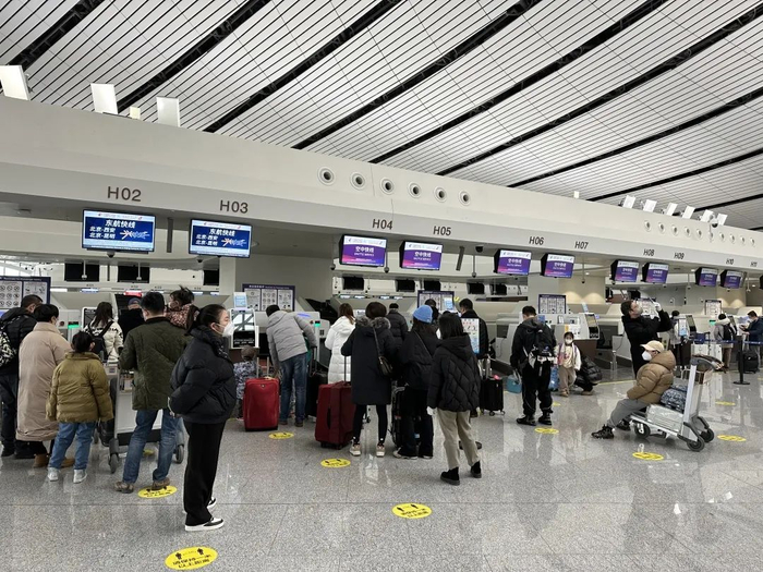旅客在东航值机柜台办理业务/记者拍摄