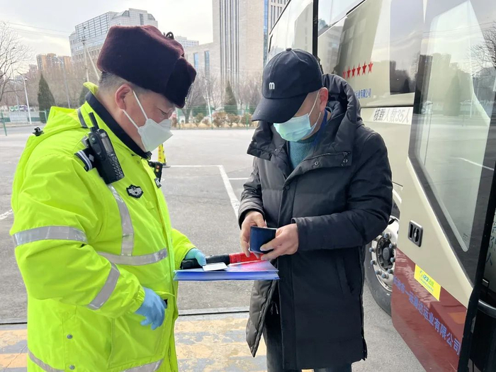 交警对即将发车的车辆进行安全检查和提示/记者拍摄
