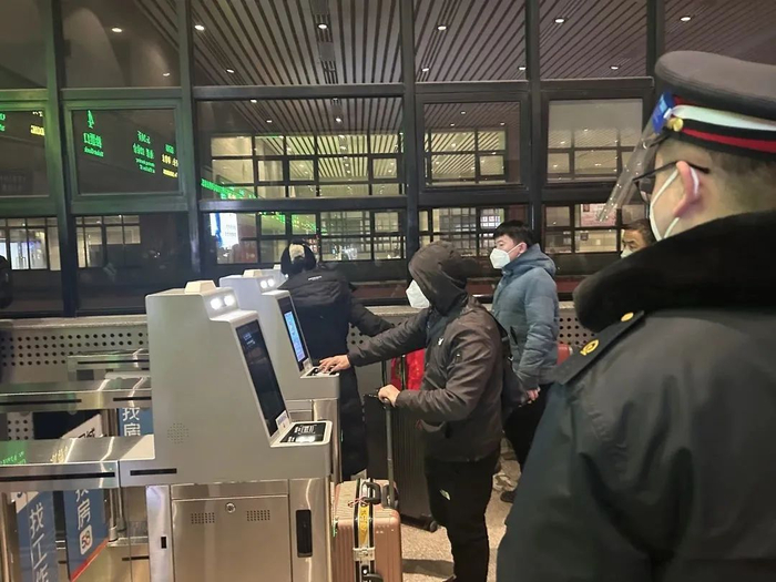 G6701次列车正在检票/记者拍摄