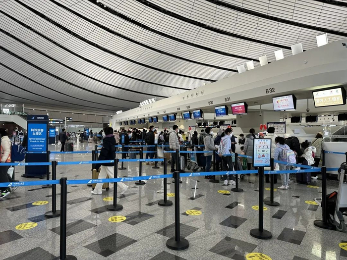 旅客在南航值机柜台办理业务/记者拍摄