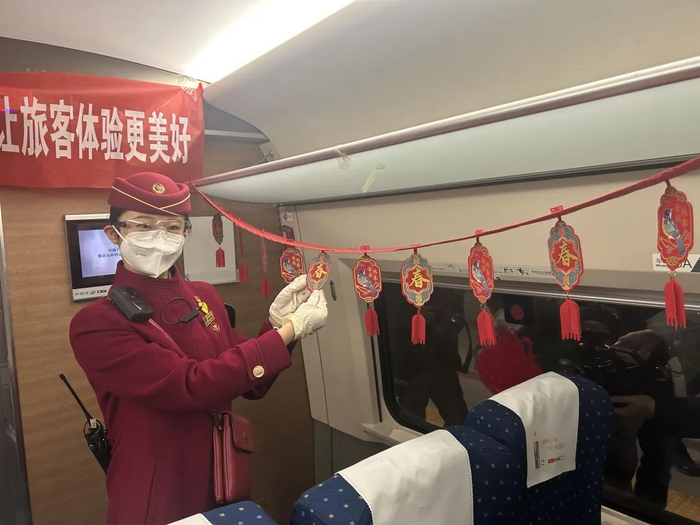 车厢里的春节挂饰/记者拍摄