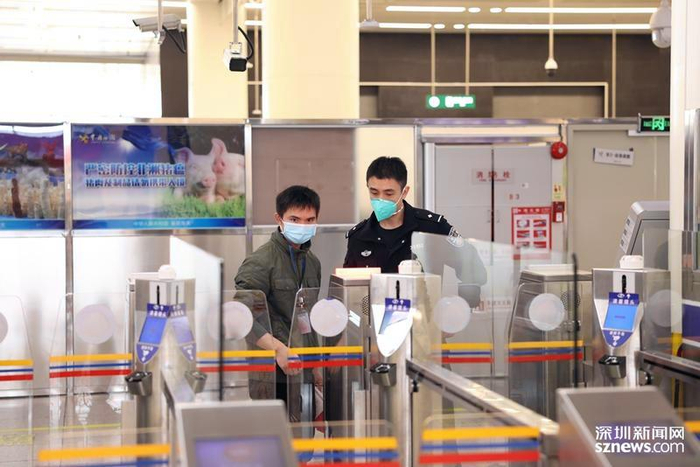 查验自助通关设施。张宇杰 摄