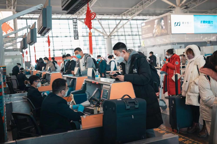 旅客正在办理登机手续（东方航空供图）