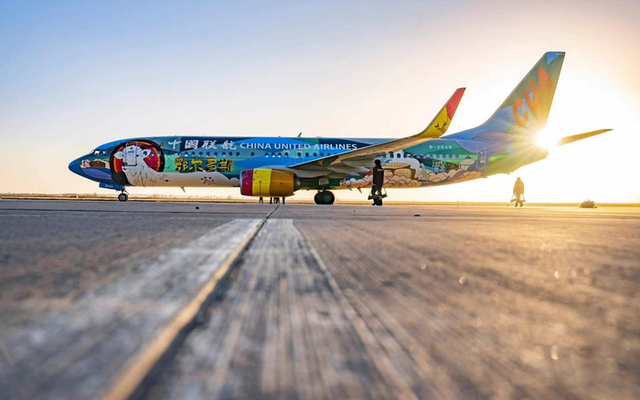 中国联合航空城市主题彩绘机“鄂尔多斯号”。新京报记者 陶冉 摄